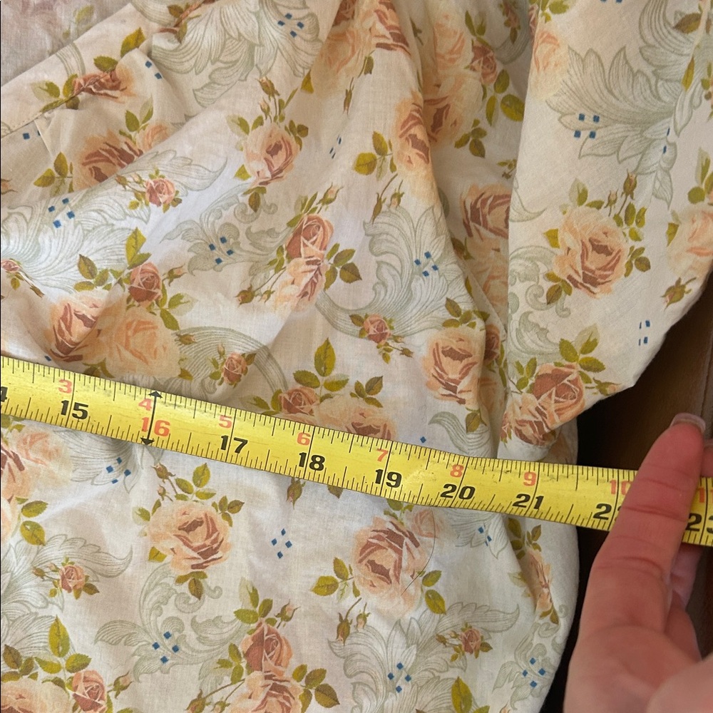 sendero  Floral Button-Up Blouse - Soft Peach Roses crop - Picture 6 of 6
